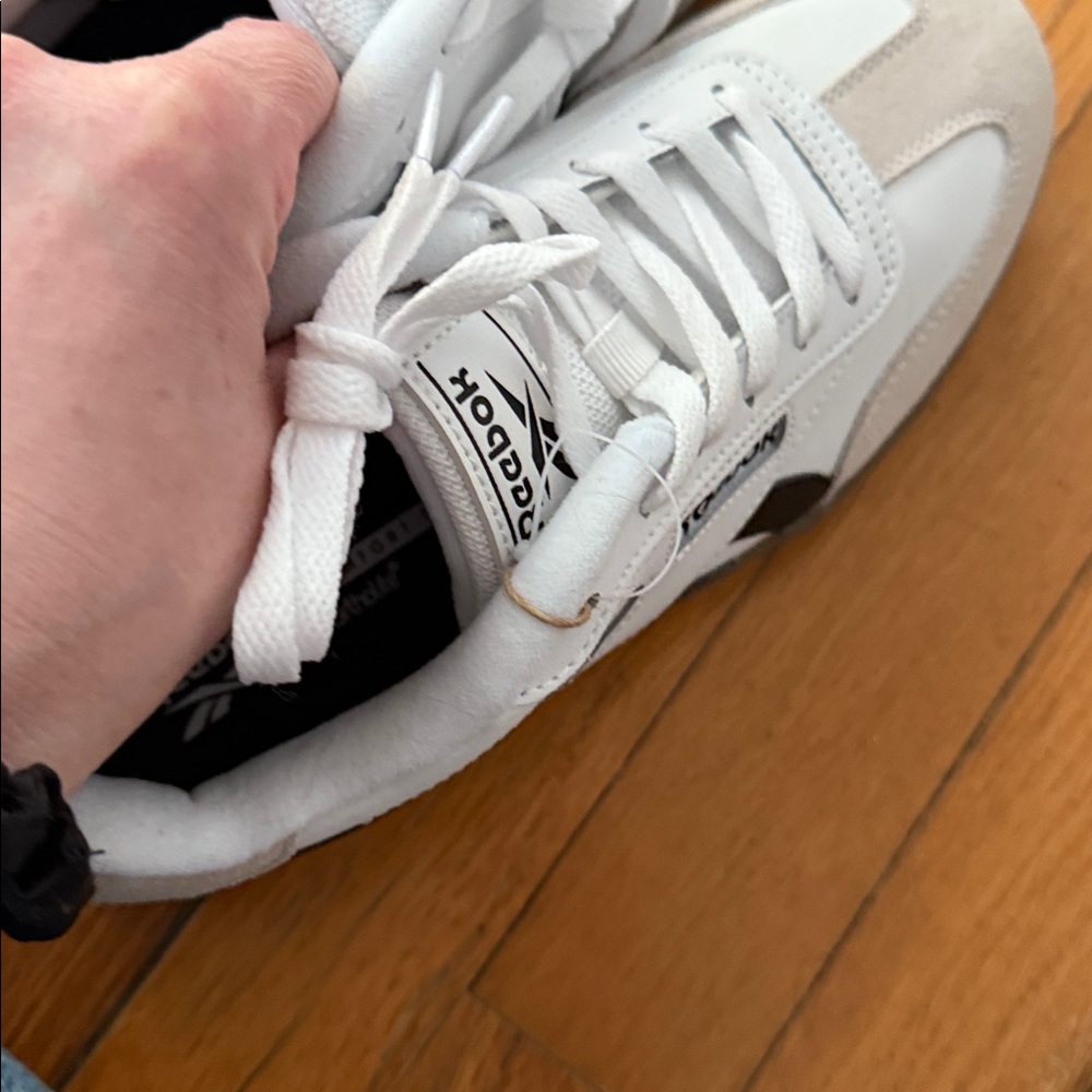 NWOT Reebok women’s White and Black Sneakers 8 - Picture 7 of 7